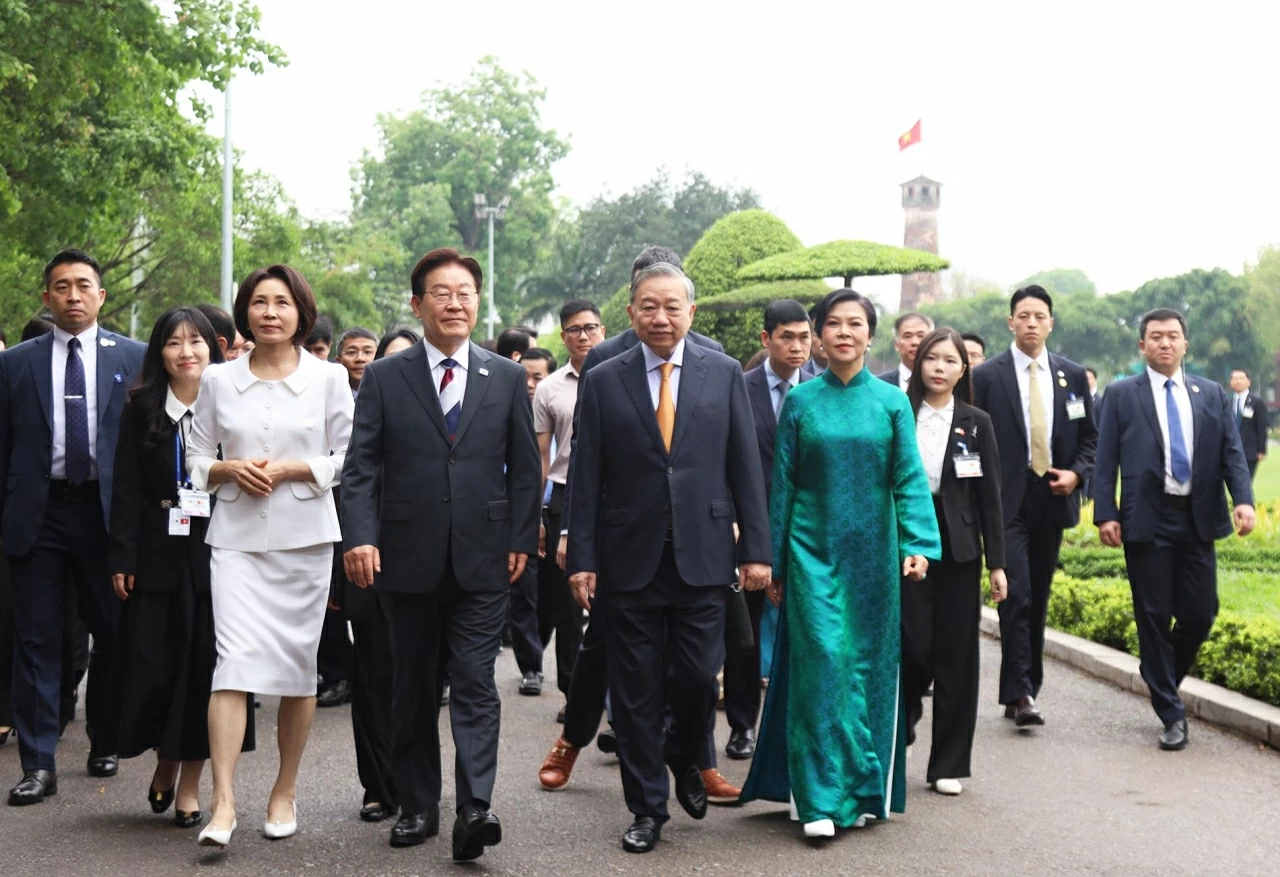 General Secretary, President To Lam hosts special friendship programme for RoK President Lee Jae Myung at Thang Long Imperial Citadel