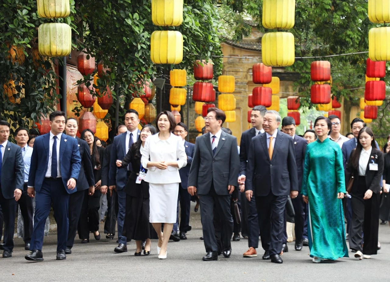 General Secretary, President To Lam hosts special friendship programme for RoK President Lee Jae Myung at Thang Long Imperial Citadel