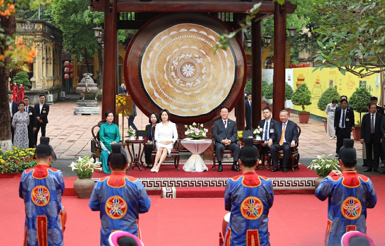 General Secretary, President To Lam hosts special friendship programme for RoK President Lee Jae Myung at Thang Long Imperial Citadel