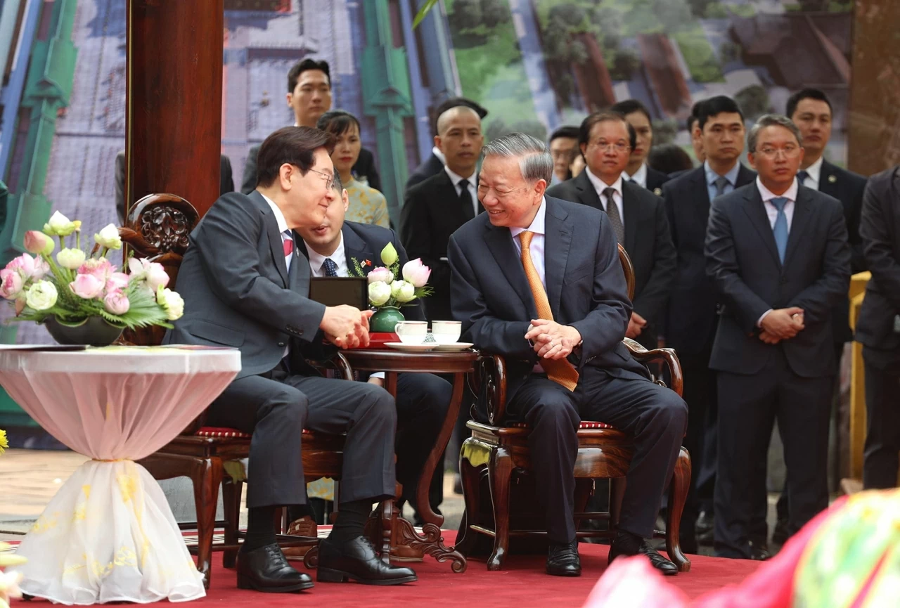 General Secretary, President To Lam hosts special friendship programme for RoK President Lee Jae Myung at Thang Long Imperial Citadel