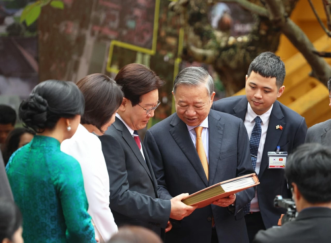 General Secretary, President To Lam hosts special friendship programme for RoK President Lee Jae Myung at Thang Long Imperial Citadel