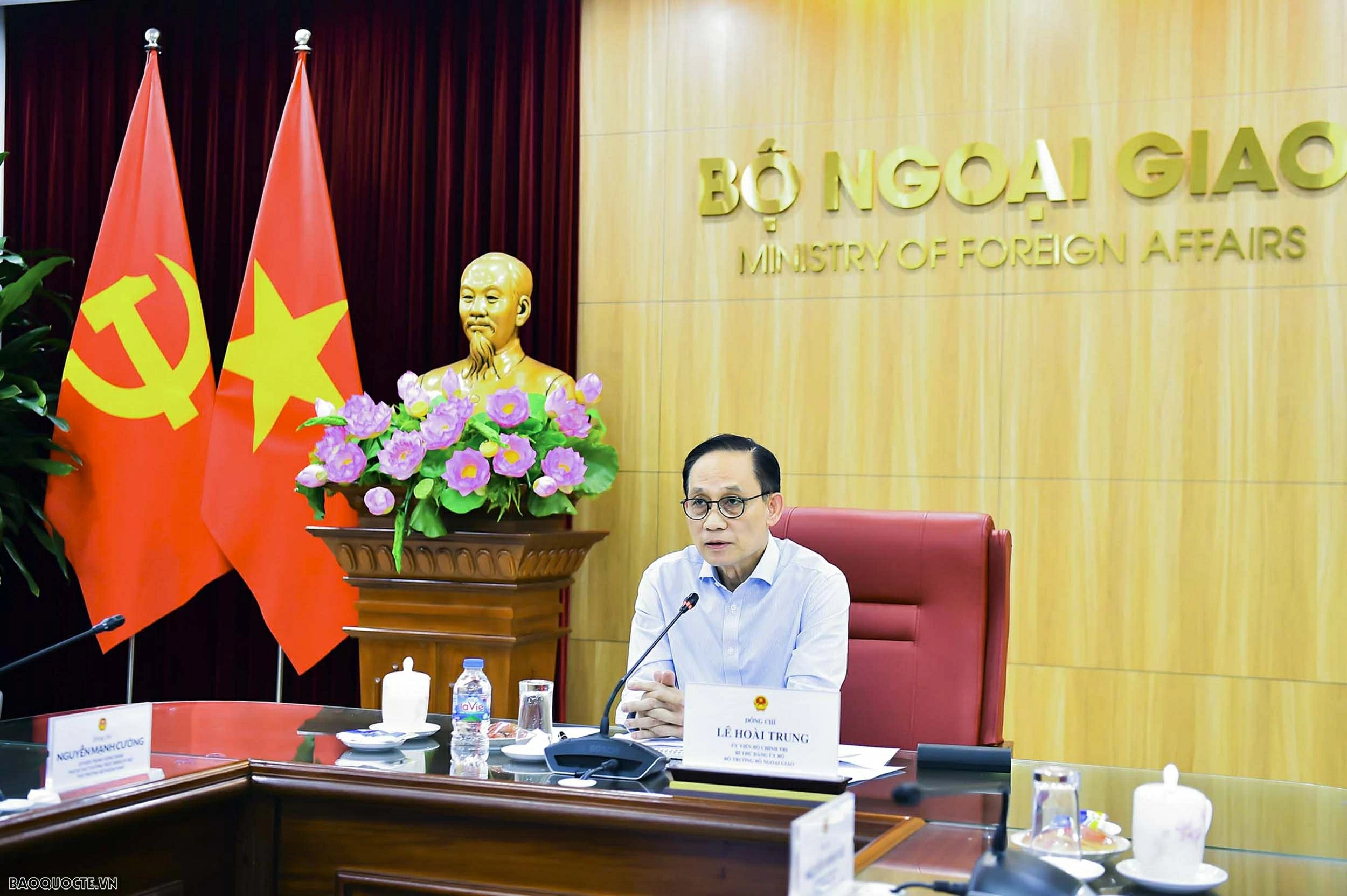 Politburo member, FM Le Hoai Trung chairs online meeting with Heads of Vietnamese Representative Missions Abroad