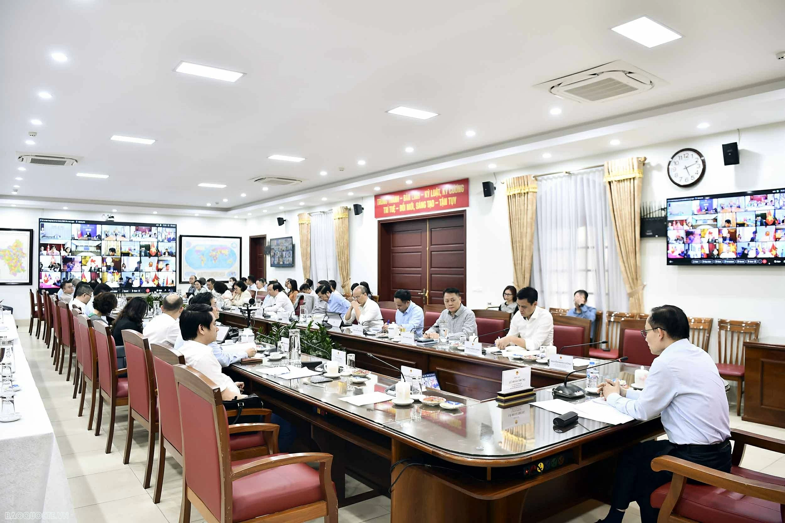 Politburo member, FM Le Hoai Trung chairs online meeting with Heads of Vietnamese Representative Missions Abroad