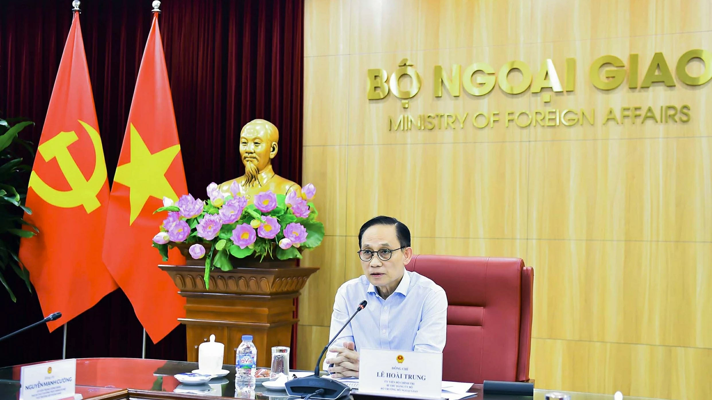 Politburo member, FM Le Hoai Trung chairs online meeting with Heads of Vietnamese Representative Missions Abroad