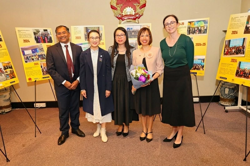 Vietnamese female scholar in Australia receives Certificate of Merit from Minister of Foreign Affairs Vietnamese female scholar in Australia receives Certificate of Merit from Minister of Foreign Affairs