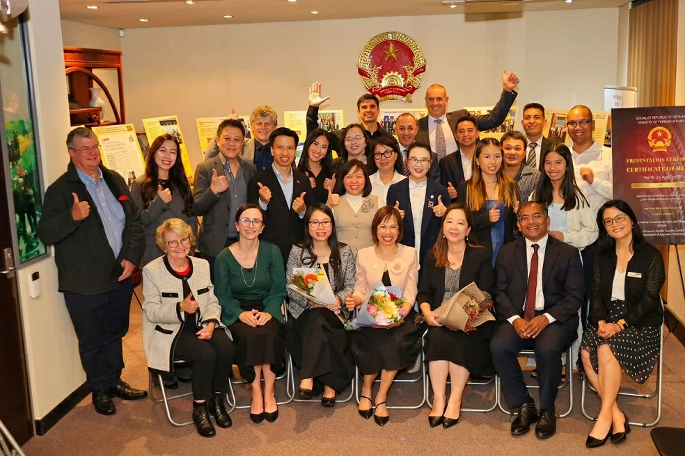 Vietnamese female scholar in Australia receives Certificate of Merit from Minister of Foreign Affairs Vietnamese female scholar in Australia receives Certificate of Merit from Minister of Foreign Affairs