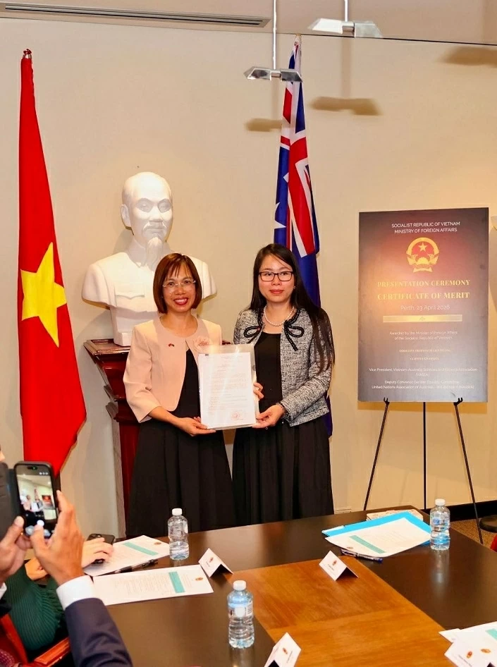 Vietnamese female scholar in Australia receives Certificate of Merit from Minister of Foreign Affairs Vietnamese female scholar in Australia receives Certificate of Merit from Minister of Foreign Affairs