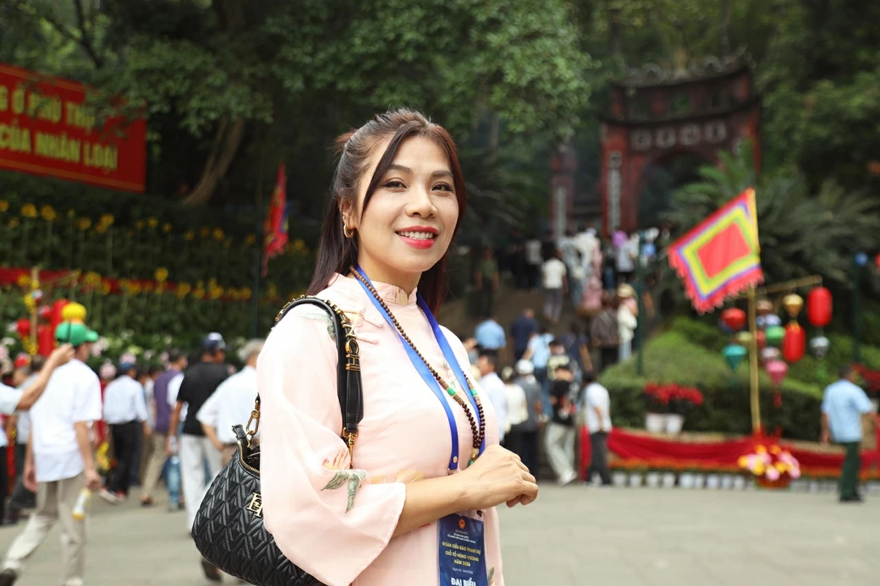 Connecting to the roots: Overseas Vietnamese delegation offers incense and pays tribute to ancestors at Hung Kings Temple