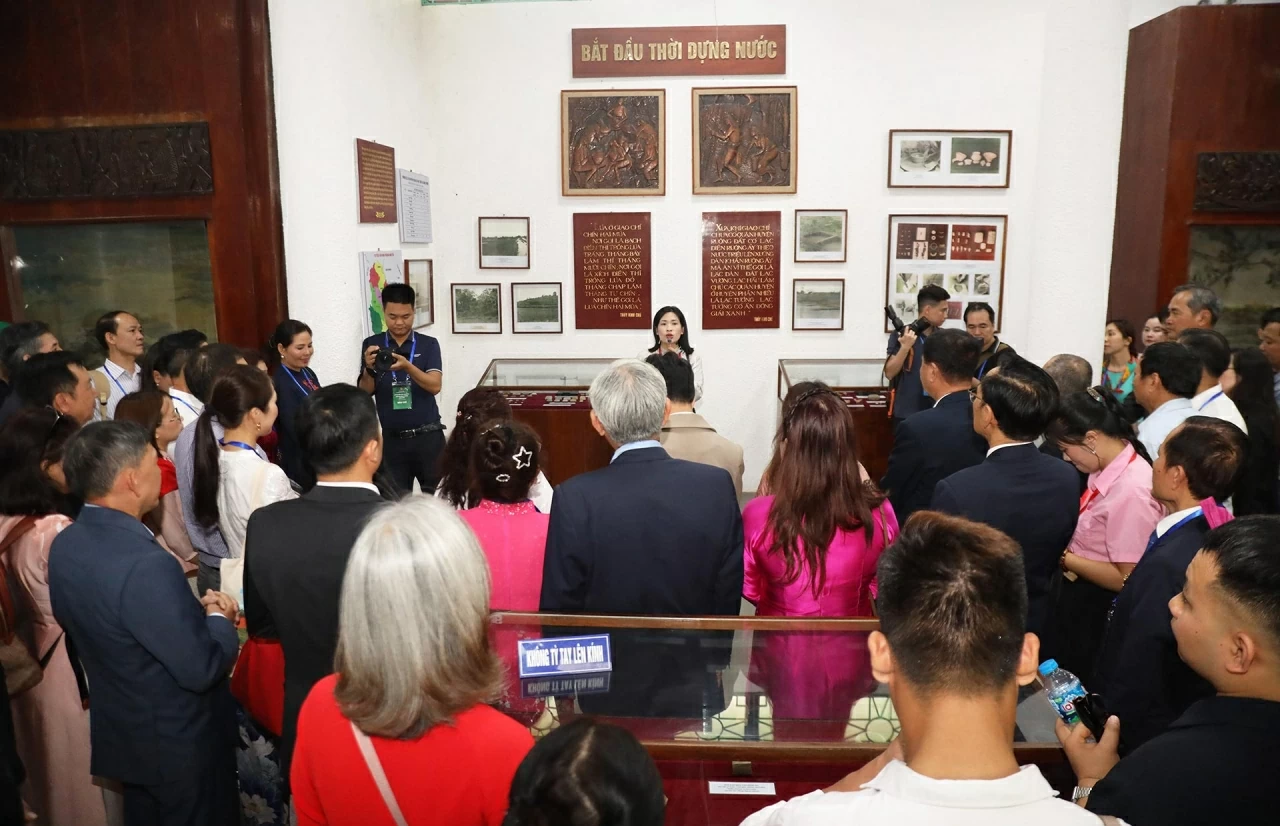 Connecting to the roots: Overseas Vietnamese delegation offers incense and pays tribute to ancestors at Hung Kings Temple