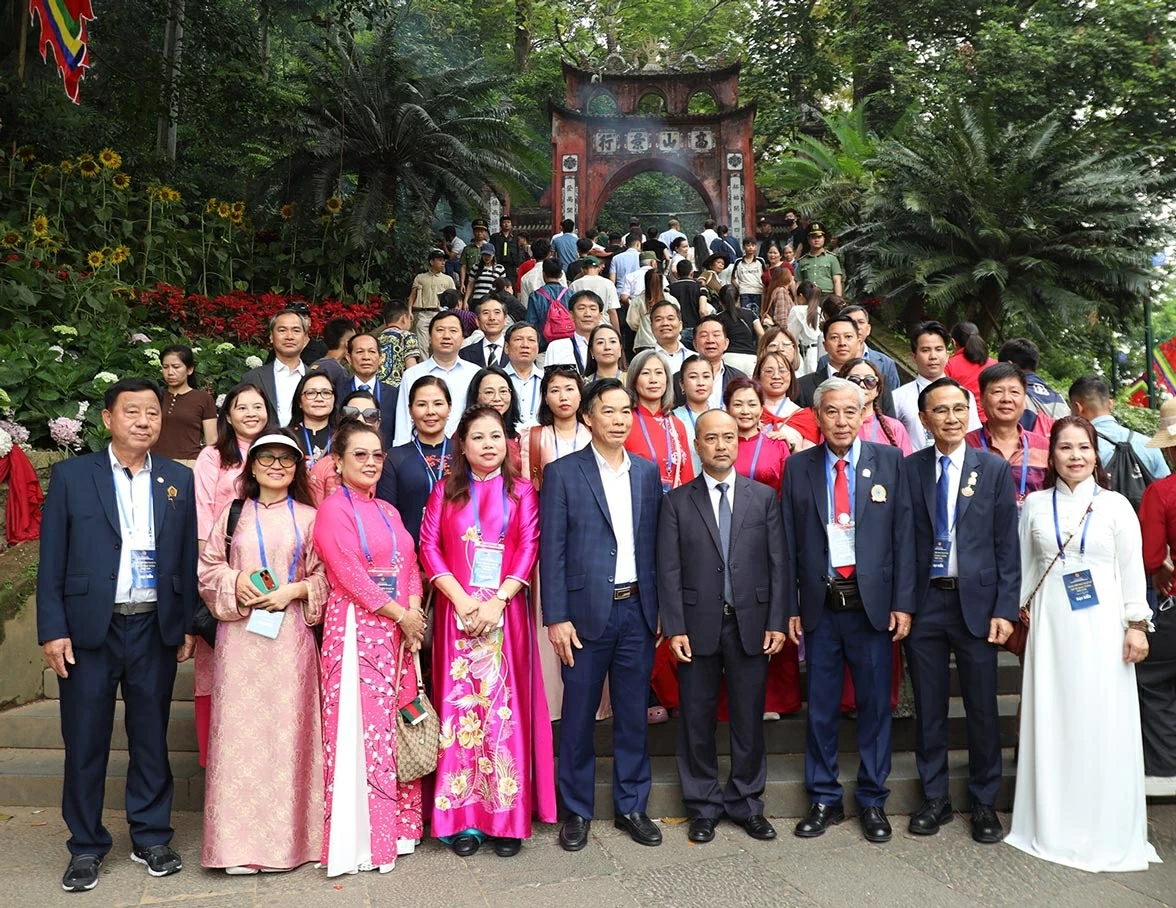 Connecting to the roots: Overseas Vietnamese delegation offers incense and pays tribute to ancestors at Hung Kings Temple
