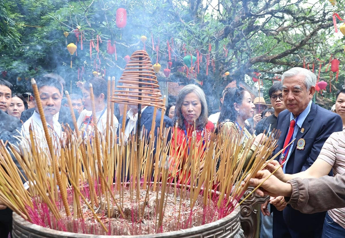 Connecting to the roots: Overseas Vietnamese delegation offers incense and pays tribute to ancestors at Hung Kings Temple