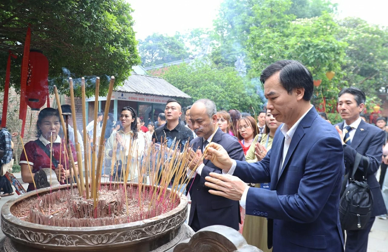 Connecting to the roots: Overseas Vietnamese delegation offers incense and pays tribute to ancestors at Hung Kings Temple