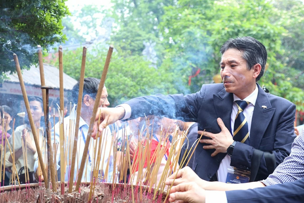 Connecting to the roots: Overseas Vietnamese delegation offers incense and pays tribute to ancestors at Hung Kings Temple