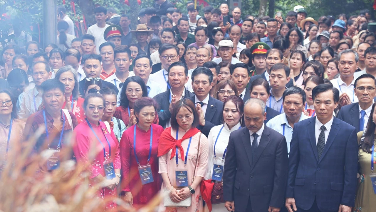 Connecting to the roots: Overseas Vietnamese delegation offers incense and pays tribute to ancestors at Hung Kings Temple