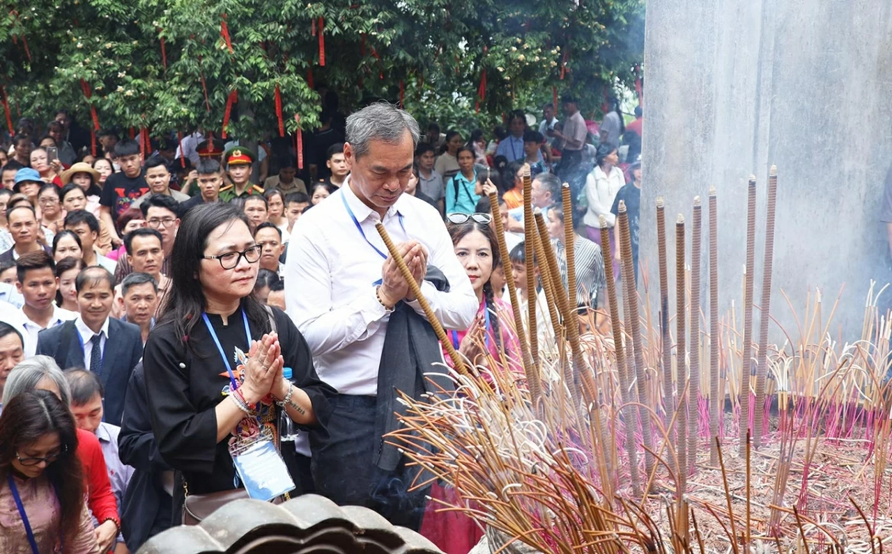 Connecting to the roots: Overseas Vietnamese delegation offers incense and pays tribute to ancestors at Hung Kings Temple