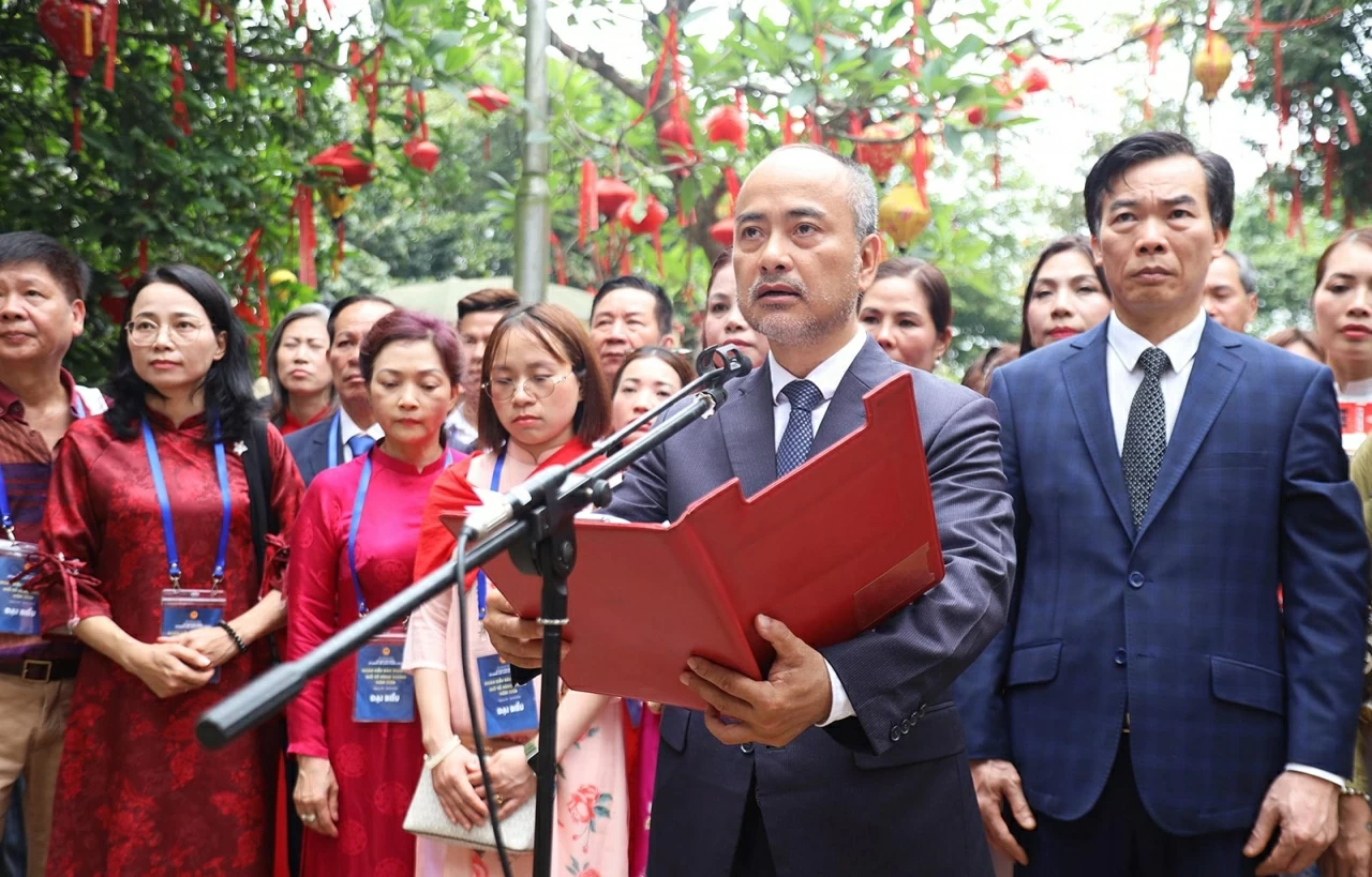 Connecting to the roots: Overseas Vietnamese delegation offers incense and pays tribute to ancestors at Hung Kings Temple