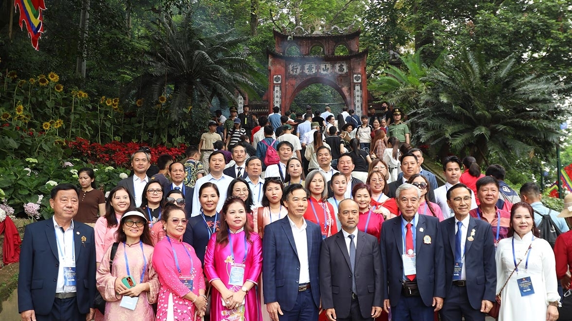 Connecting to the roots: Overseas Vietnamese delegation offers incense and pays tribute to ancestors at Hung Kings Temple