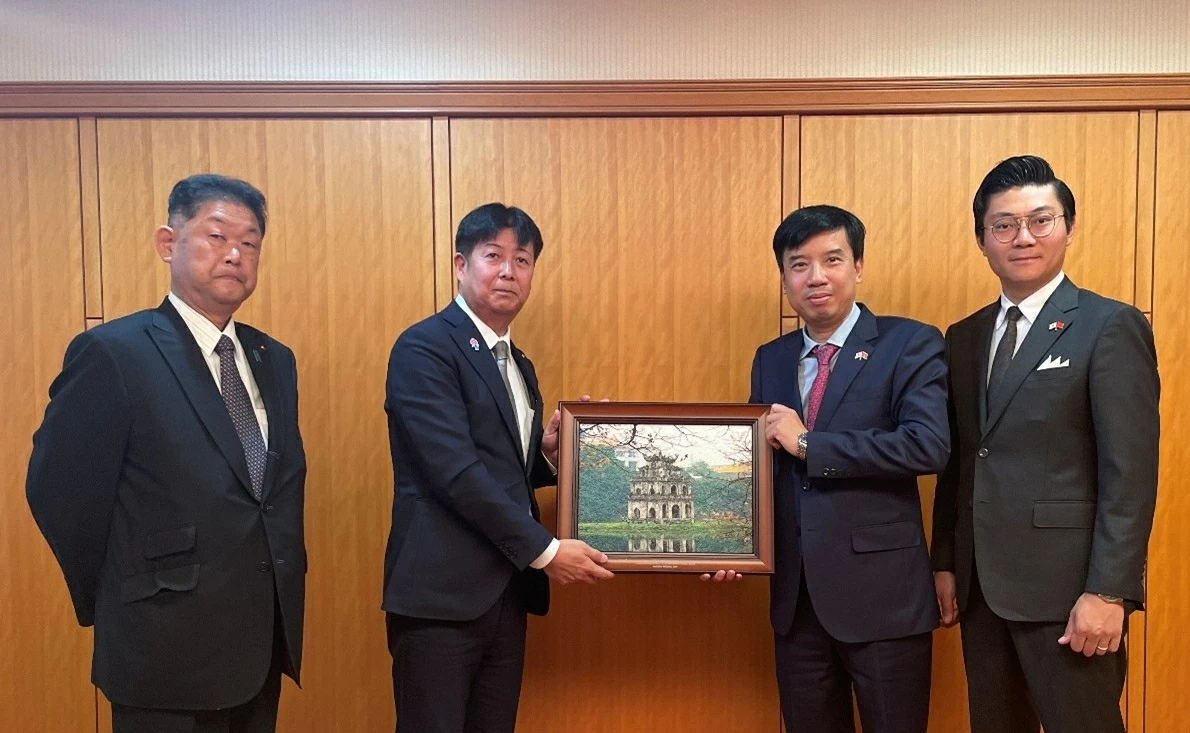 Consul General Nguyen Truong Son pays courtesy calls to Japanese partners upon assuming office in Osaka Consul General Nguyen Truong Son pays courtesy calls to Japanese partners upon assuming office in Osaka