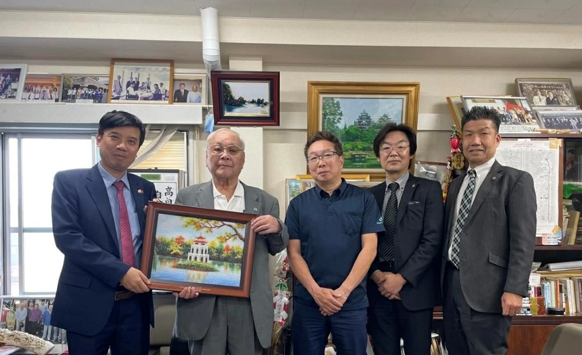 Consul General Nguyen Truong Son pays courtesy calls to Japanese partners upon assuming office in Osaka Consul General Nguyen Truong Son pays courtesy calls to Japanese partners upon assuming office in Osaka