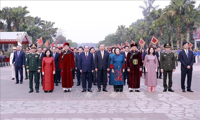 General Secretary, President To Lam offers incense in commemoration of Hung Kings in Phu Tho