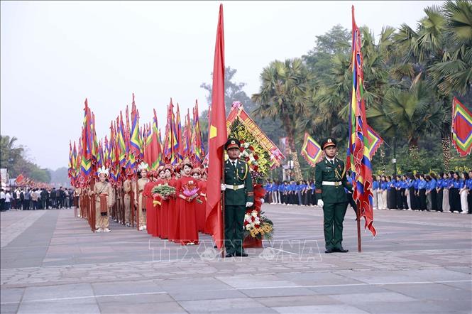 General Secretary, President To Lam offers incense in commemoration of Hung Kings in Phu Tho