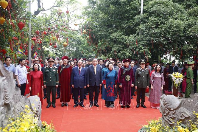 General Secretary, President To Lam offers incense in commemoration of Hung Kings in Phu Tho