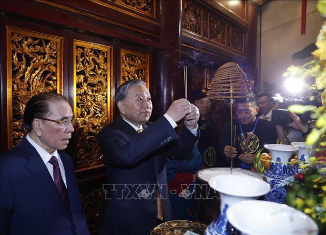 General Secretary, President To Lam offers incense in commemoration of Hung Kings in Phu Tho