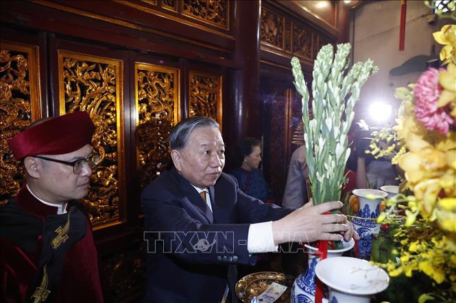 General Secretary, President To Lam offers incense in commemoration of Hung Kings in Phu Tho