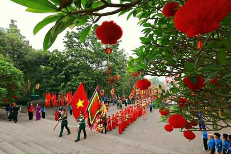 General Secretary, President To Lam offers incense in commemoration of Hung Kings in Phu Tho