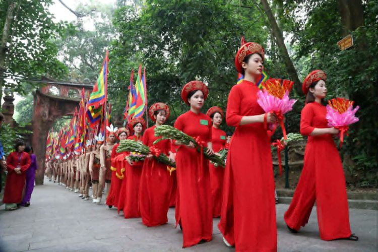 General Secretary, President To Lam offers incense in commemoration of Hung Kings in Phu Tho