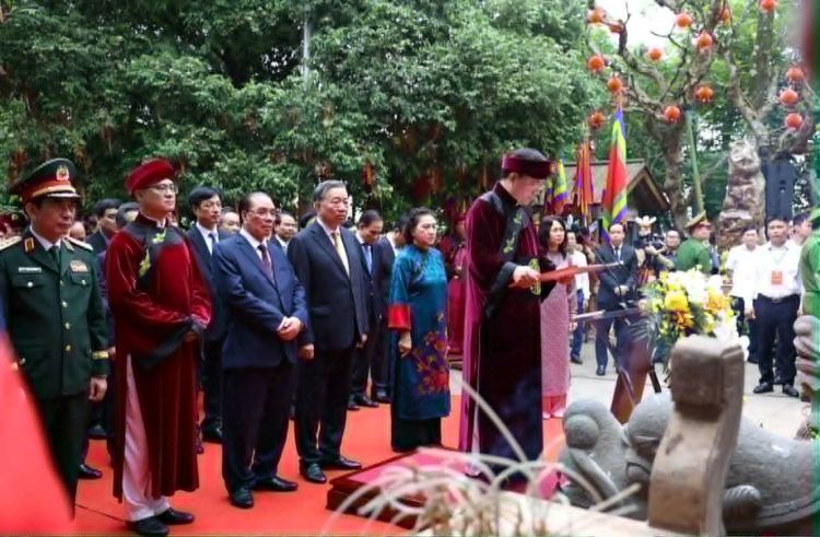 General Secretary, President To Lam offers incense in commemoration of Hung Kings in Phu Tho