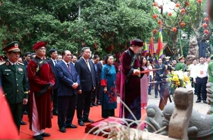 General Secretary, President To Lam offers incense in commemoration of Hung Kings in Phu Tho General Secretary, President To Lam offers incense in commemoration of Hung Kings in Phu Tho