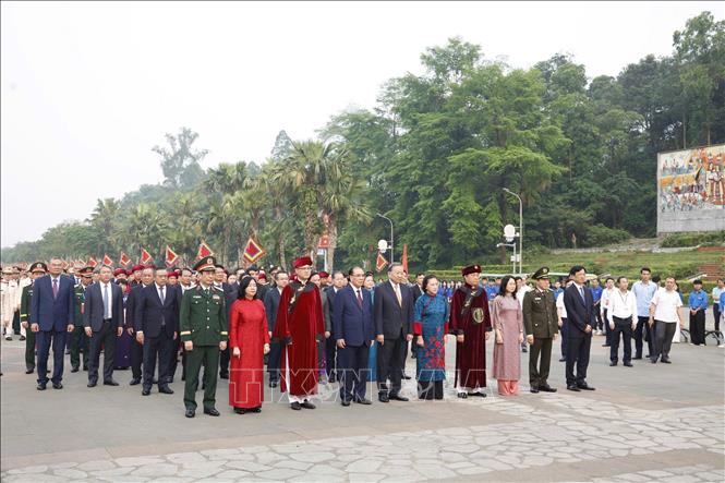General Secretary, President To Lam offers incense in commemoration of Hung Kings in Phu Tho
