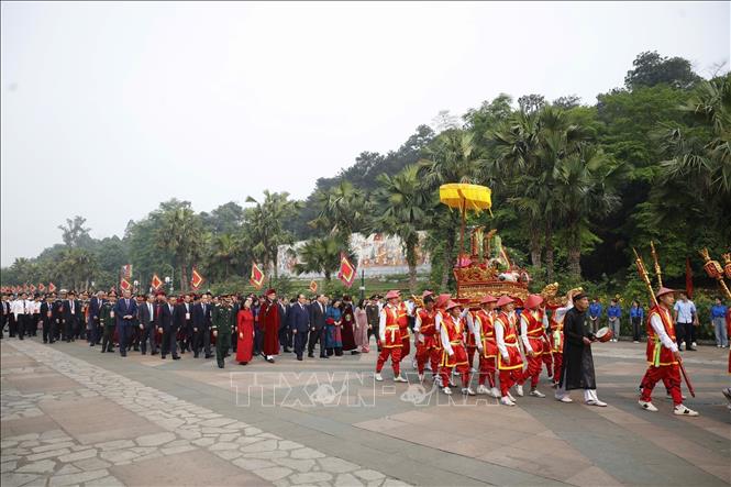 General Secretary, President To Lam offers incense in commemoration of Hung Kings in Phu Tho