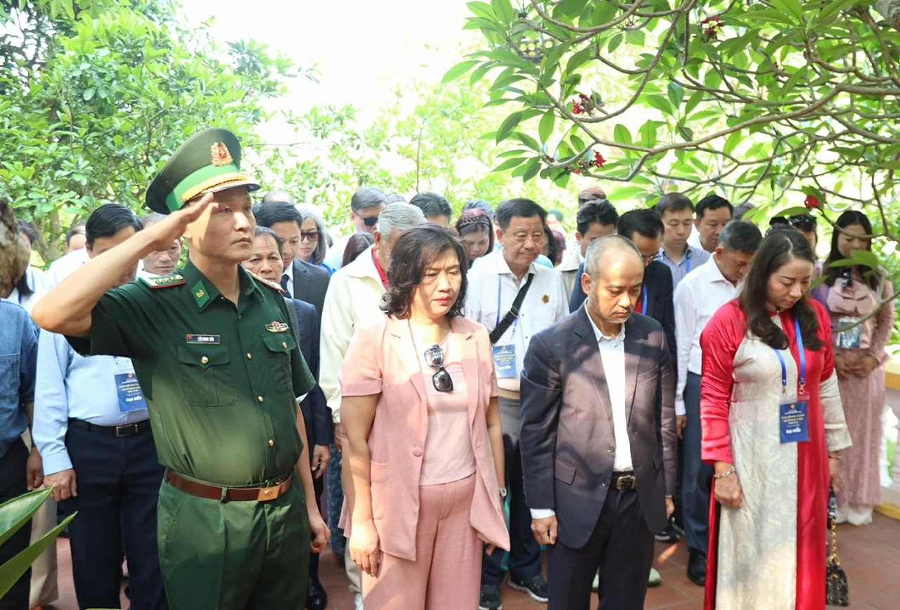Overseas Vietnamese Delegation pays tribute to fallen heroes and supports students in border areas