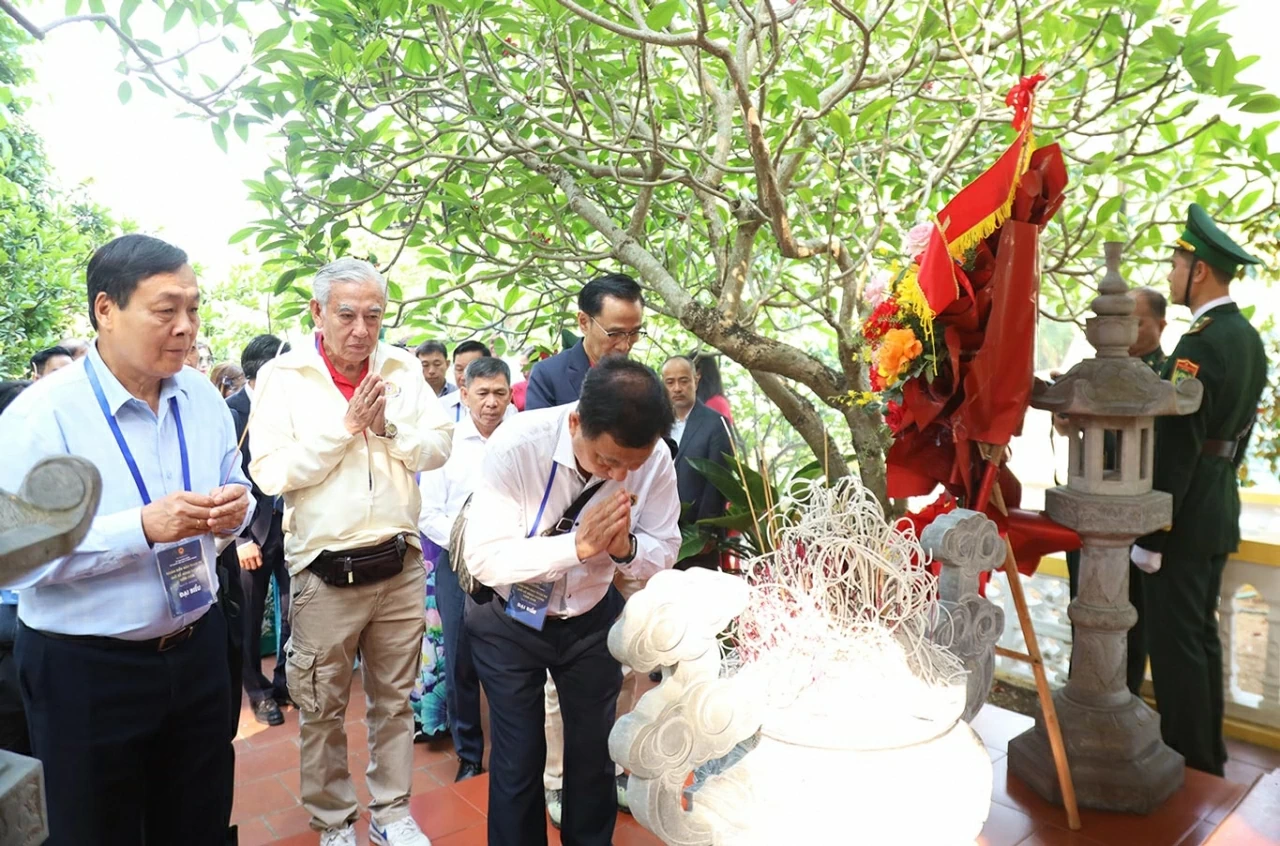 Overseas Vietnamese Delegation pays tribute to fallen heroes and supports students in border areas