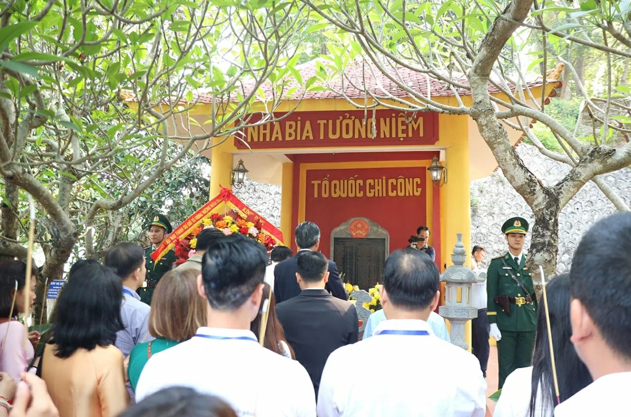Overseas Vietnamese Delegation pays tribute to fallen heroes and supports students in border areas