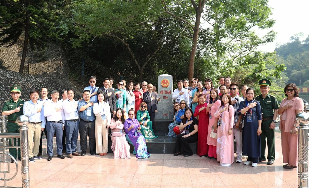 Overseas Vietnamese Delegation pays tribute to fallen heroes and supports students in border areas