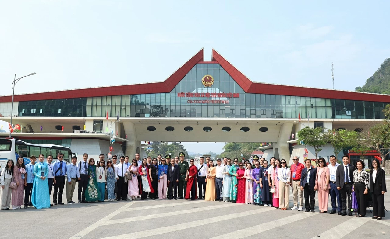 Overseas Vietnamese Delegation pays tribute to fallen heroes and supports students in border areas