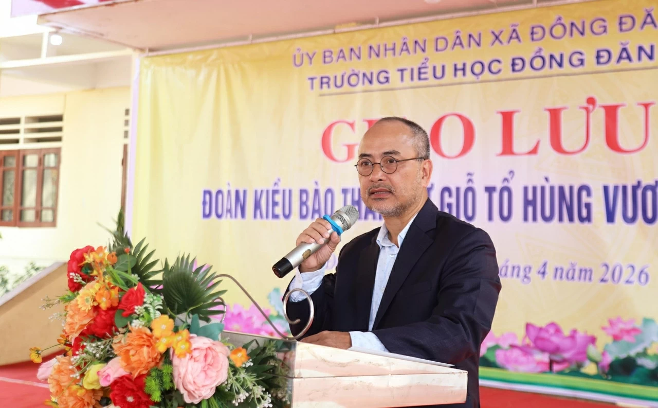 Overseas Vietnamese Delegation pays tribute to fallen heroes and supports students in border areas Overseas Vietnamese Delegation pays tribute to fallen heroes and supports students in border areas