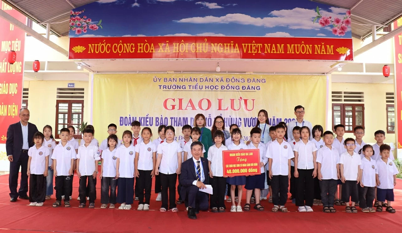Overseas Vietnamese Delegation pays tribute to fallen heroes and supports students in border areas