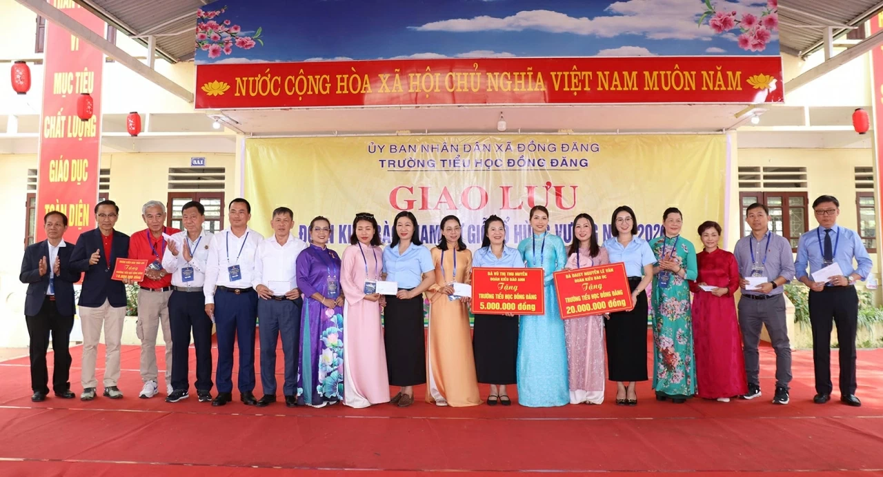Overseas Vietnamese Delegation pays tribute to fallen heroes and supports students in border areas