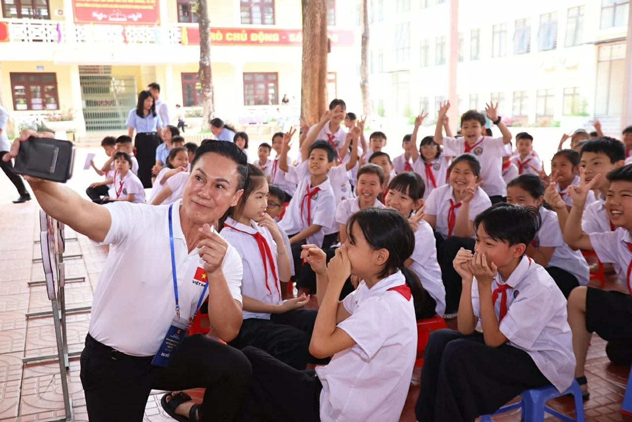 Overseas Vietnamese Delegation pays tribute to fallen heroes and supports students in border areas