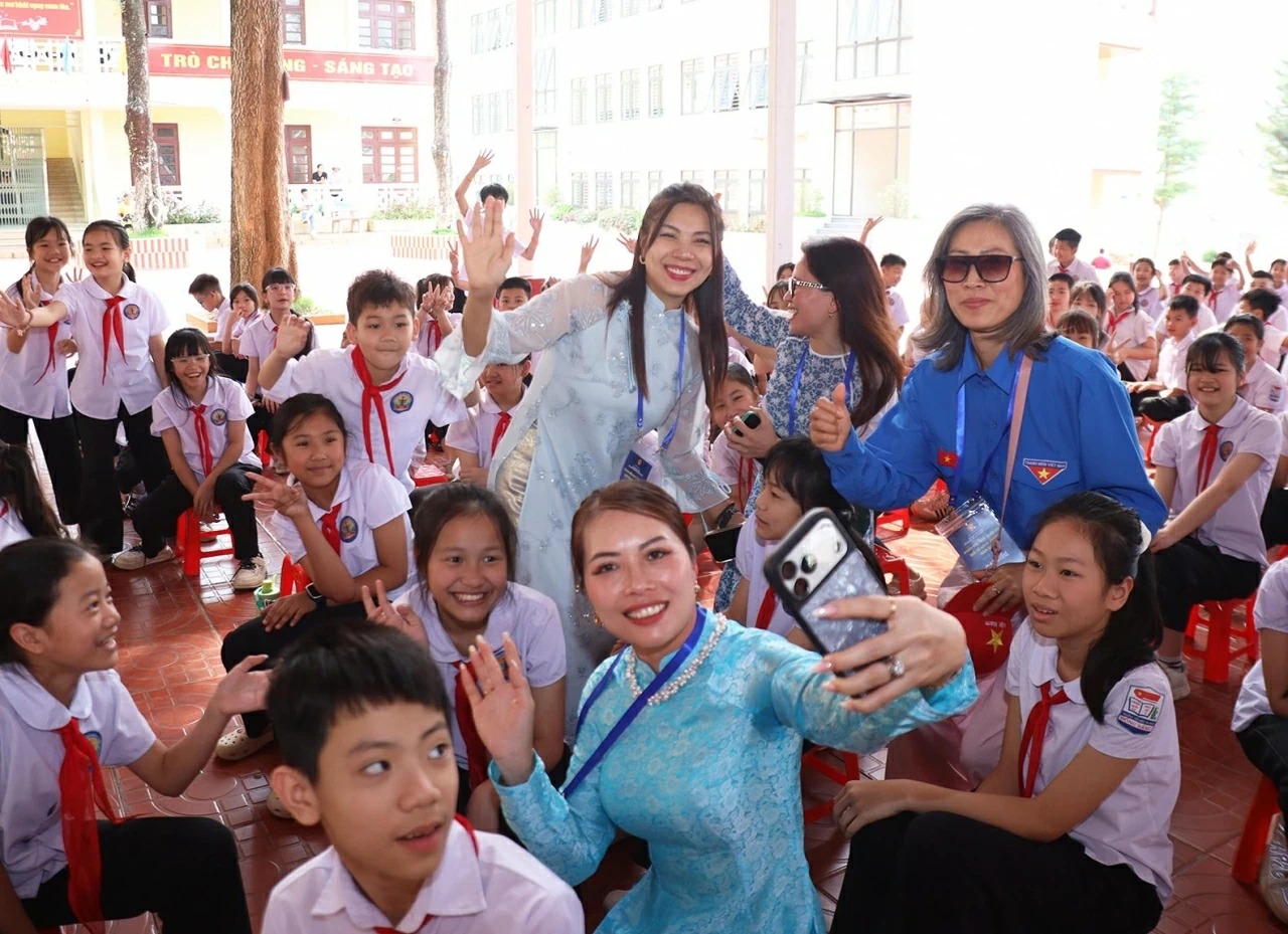 Overseas Vietnamese Delegation pays tribute to fallen heroes and supports students in border areas