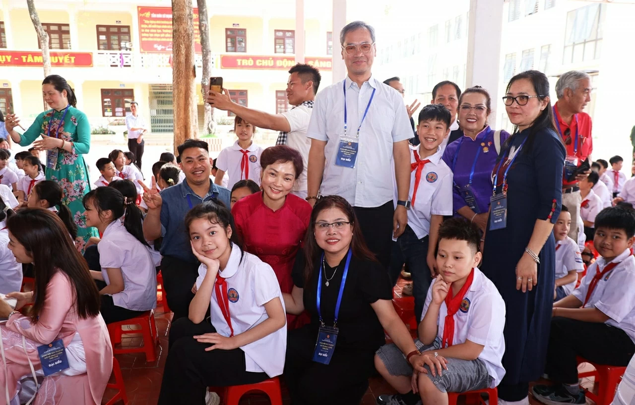 Overseas Vietnamese Delegation pays tribute to fallen heroes and supports students in border areas