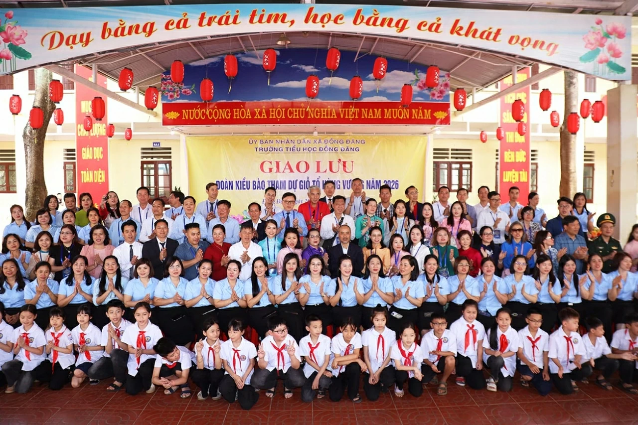 Overseas Vietnamese Delegation pays tribute to fallen heroes and supports students in border areas