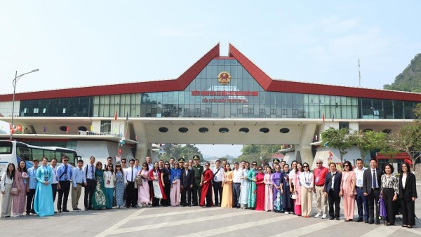 Overseas Vietnamese Delegation pays tribute to fallen heroes and supports students in border areas