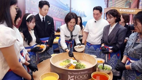 RoK First Lady Kim Hea Kyung experiences Korea Culture and Tourism Festival in Vietnam
