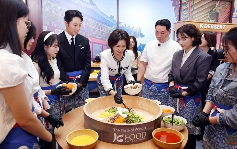 RoK First Lady Kim Hea Kyung experiences Korea Culture and Tourism Festival in Vietnam RoK First Lady Kim Hea Kyung experiences Korea Culture and Tourism Festival in Vietnam