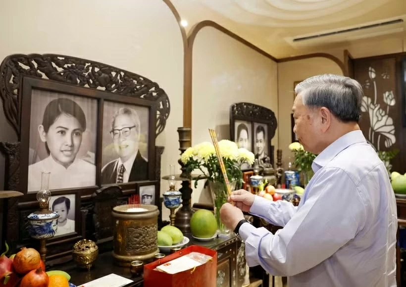 Party General Secretary, President To Lam pays tribute to predecessor leaders